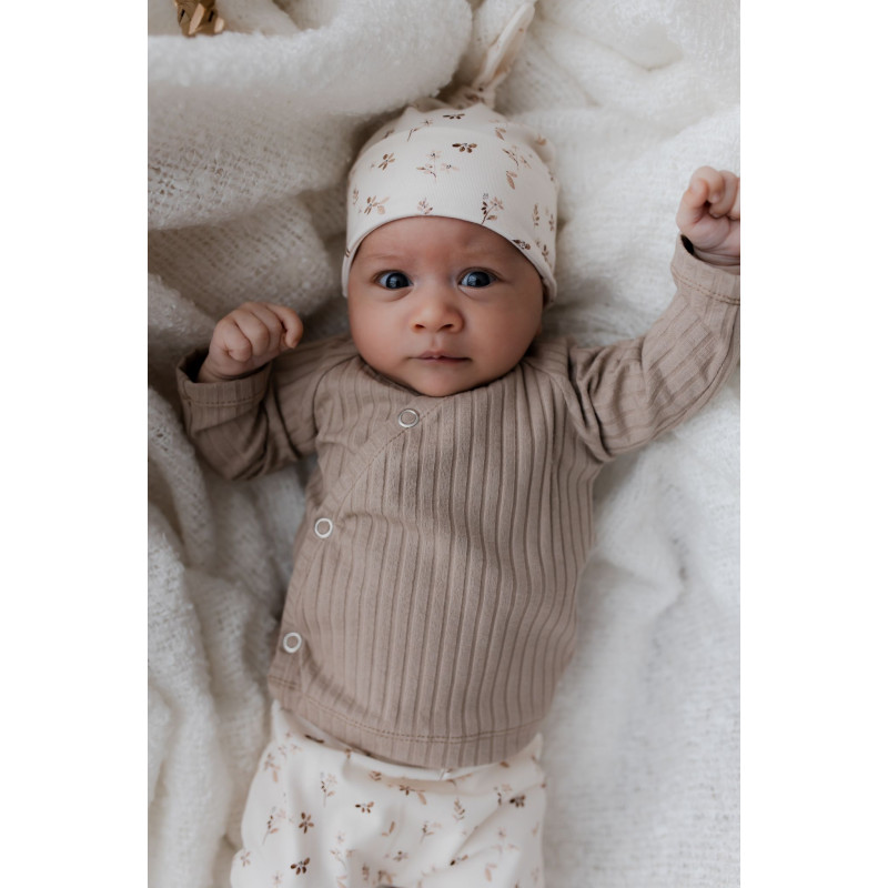 Newborn mutsje off-white met strooibloemetjes.