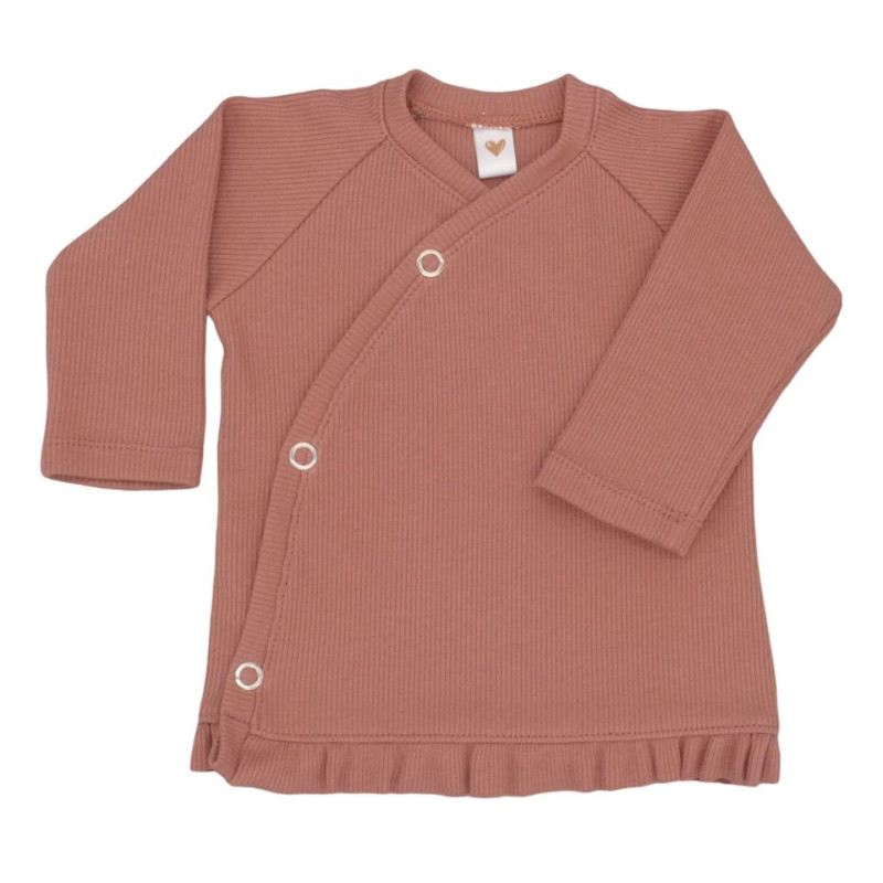 Newborn overslagshirtje met ruffles in een fijne ribstof in klei roze.