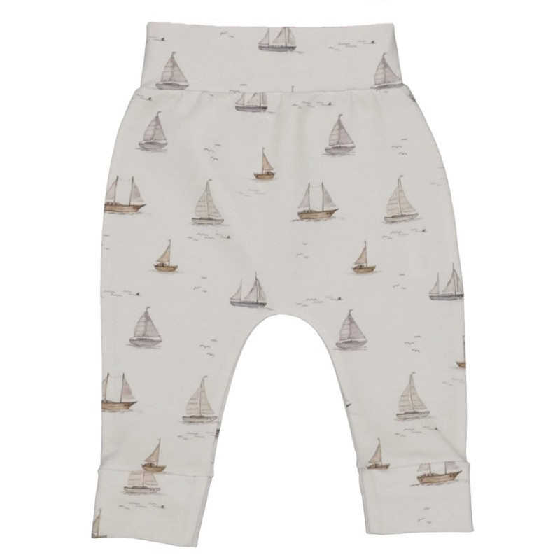 Newborn broekje met een stoere print met zeilbootjes.