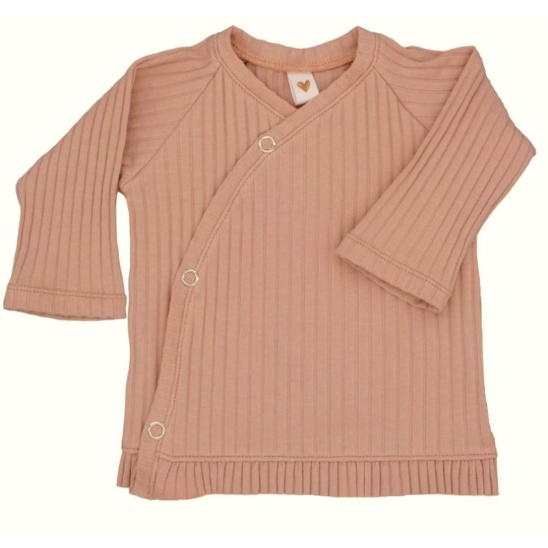 Newborn overslagshirtje ruffle nude roze in een brede ribstof.