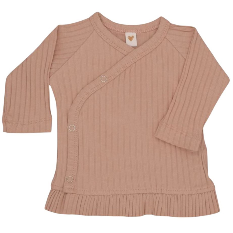 Newborn oud roze overslagshirtje met ruffles in een brede rib stof